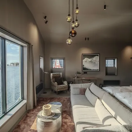 Henningsvaer Bryggehotell - By Classic Norway Hotels Buitenkant foto