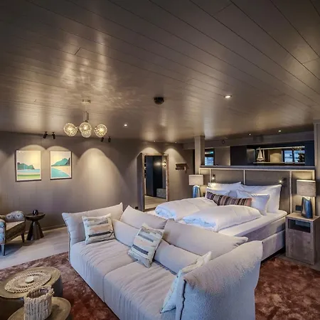 Henningsvaer Bryggehotell - By Classic Norway Hotels Buitenkant foto