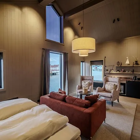 Henningsvaer Bryggehotell - By Classic Norway Hotels Buitenkant foto