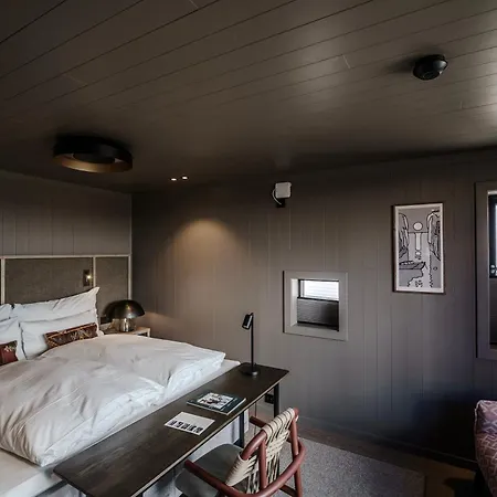 Henningsvaer Bryggehotell - By Classic Norway Hotels Buitenkant foto