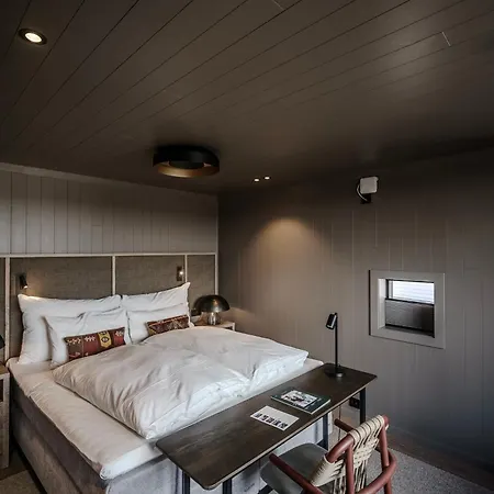 Henningsvaer Bryggehotell - By Classic Norway Hotels Buitenkant foto