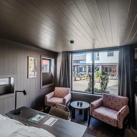 Henningsvaer Bryggehotell - By Classic Norway Hotels Buitenkant foto