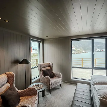 Henningsvaer Bryggehotell - By Classic Norway Hotels Buitenkant foto