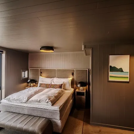 Henningsvaer Bryggehotell - By Classic Norway Hotels Buitenkant foto