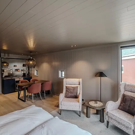 Henningsvaer Bryggehotell - By Classic Norway Hotels Buitenkant foto
